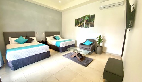 Deluxe Quadruple Room (Onyx)