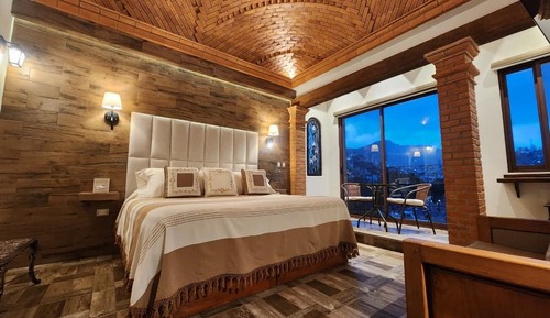 Deluxe Room, 1 King Bed, Balcony, Mountain View