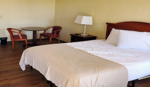Queen Bed Accessible Non-Smoking