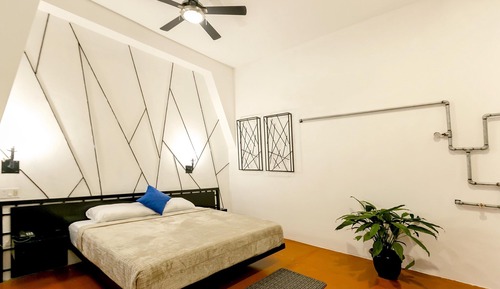 Basic Room, 1 King Bed