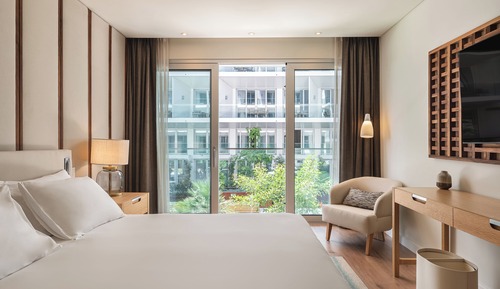 Standard Room, 1 Queen Bed, Courtyard Area