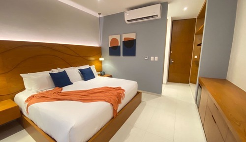 Standard Room, 1 King Bed, Non Smoking, Partial Ocean View