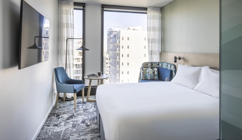 Standard Room, 1 Queen Bed (with Free Breakfast)