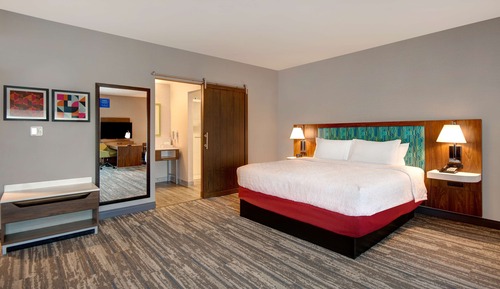 Studio, 1 King Bed, Refrigerator & Microwave (Wet bar)