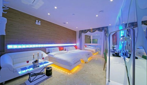 Room (Twin room (double + single breakfast )
