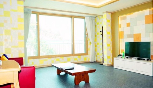 Room (Building 3 Room 102 (seawater pool hi)