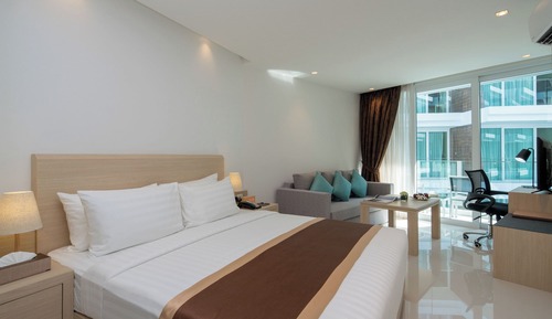 Deluxe Room, Pool Access