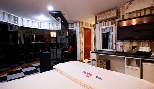 Room (VIP - 2PC (*Flix available* bagable 2)
