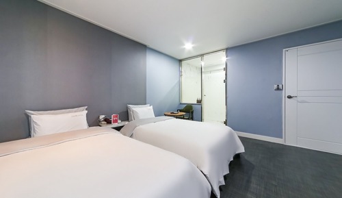 Room (Twin (additional charge for consecuti)