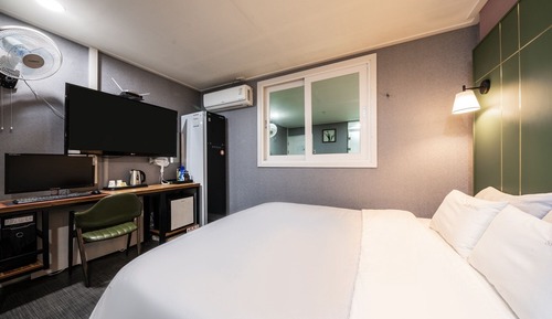 Room (Premium (additional charge for consec)
