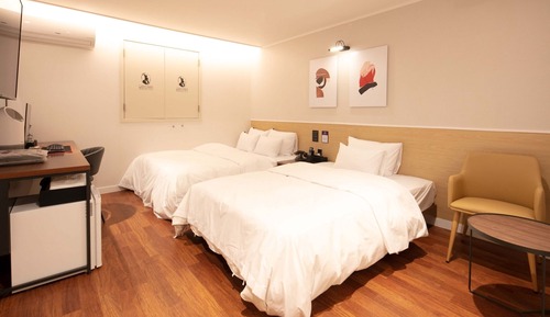Room (Twin (double single 65-inch TV Netfli)