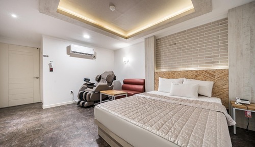 Room (Suite (massage chair/spa bath))