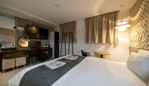 Room (Suite (Netflix Disney+ massage chair )