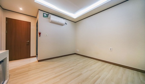 Room (Korean room (with bidet/PC/Netflix/Sa)