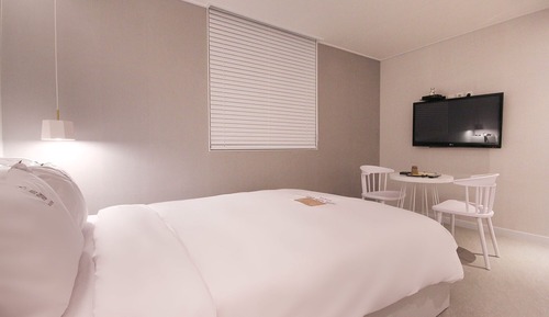 Room (Premium (Netflix & Disney plus 1 PC a)