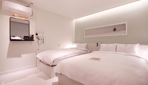 Room (Premium Twin (Double and Single Bed N)