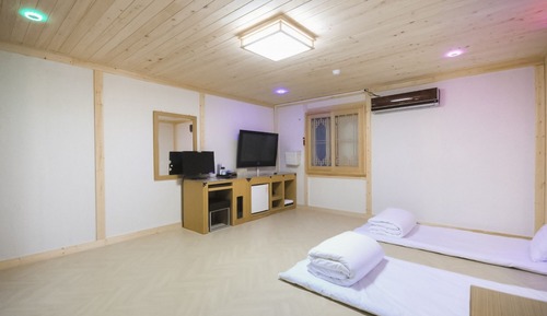 Room (Cypress Ondol-Hanok type (100% disinf)