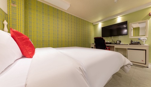 Room (General Room B (with bathtub Netflix )
