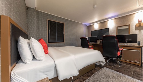 Room (Gaming couple PC (32-inch gaming 2pc )