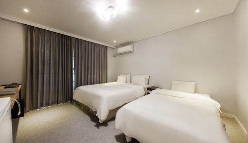 Room (Party Room (3 Bed Netflix Available H)