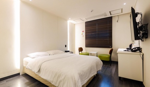 Room (Premium double (queen bed smart TV ta)