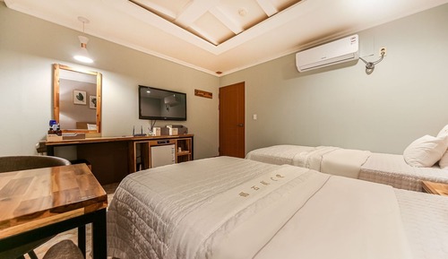 Room (Twin)