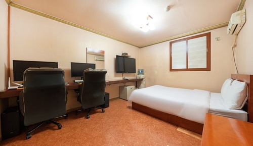 Room (Strongest Couple PC Premium (i7 RTX20)