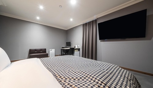 Room (Deluxe B (65" TV 1 high-end PC single)