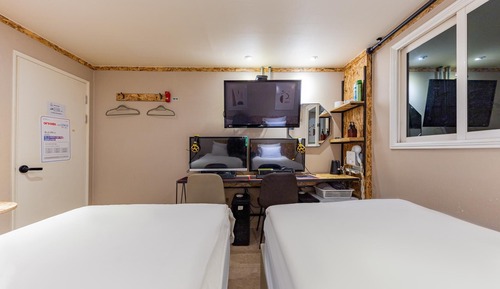 Room (JA-Deluxe Twin (Netflix graphics card)
