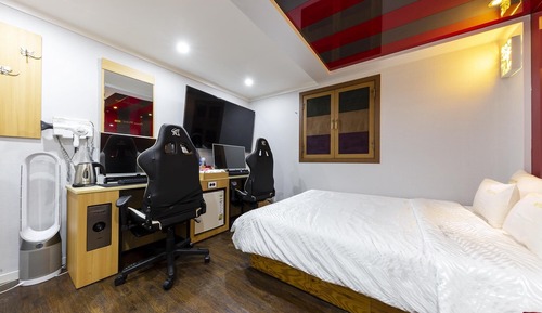 Room (VIP 1PC (AMD Ryzen 5-4th generation G)