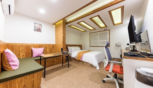 Room (Hazelnut Room (OTT TV Bathtub))