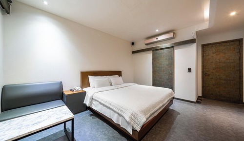 Room (Standard (Netflix and Apple TV King B)
