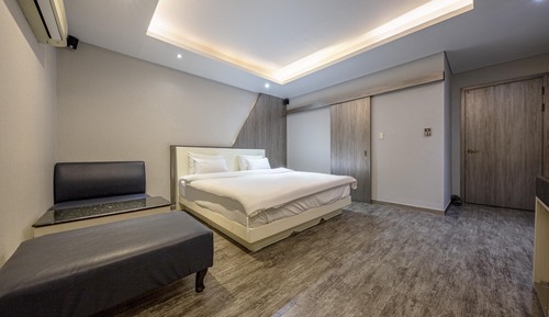 Room (Business Stay (Netflix and Apple TV K)
