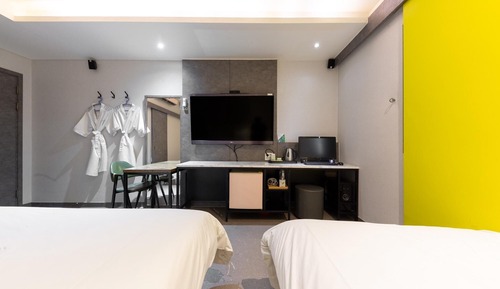 Room (Twin (Netflix and Apple TV King and S)