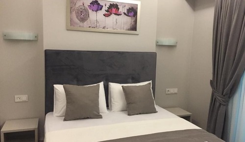 Deluxe Room, 1 Queen Bed, Non Smoking, Garden View