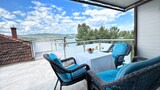 Apartment (Vini - direct by the sea and free par)