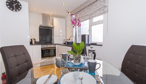 Luxury Apartment, Private Bathroom, Courtyard View (Drake's Den)