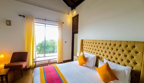 Moi Presidential Suite with Lake View and Balcony