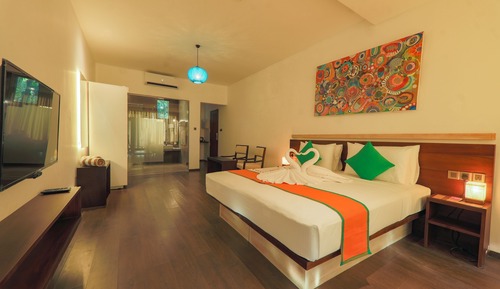 Deluxe Suite with Lake View and Balcony