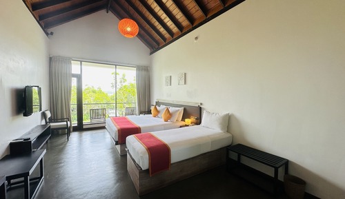 Deluxe Twin Suite with Lake View and Balcony