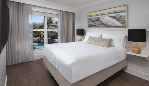 Deluxe Room, 1 King Bed, Pool View