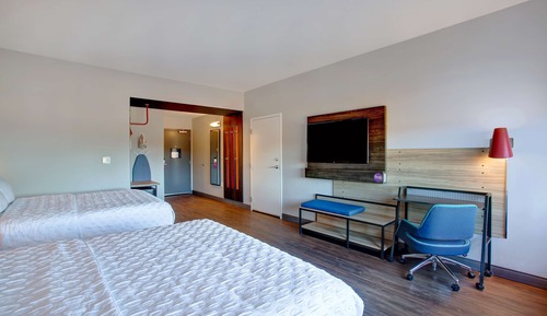 Room, 2 Queen Beds, Accessible (Roll-In Shower)