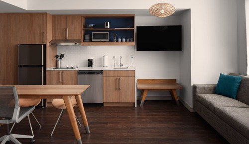 Suite, 1 Bedroom, Balcony, Mountain View (Mobility/Hearing Access, Roll-In Shwr)