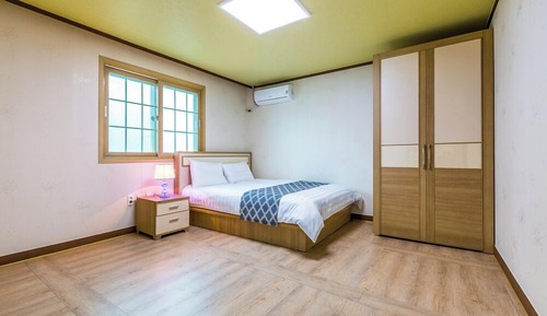 Room (annex)