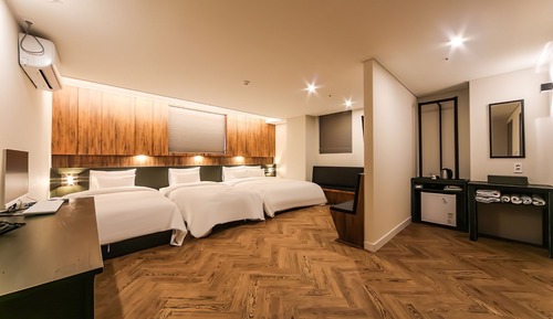 Grand Triple Room