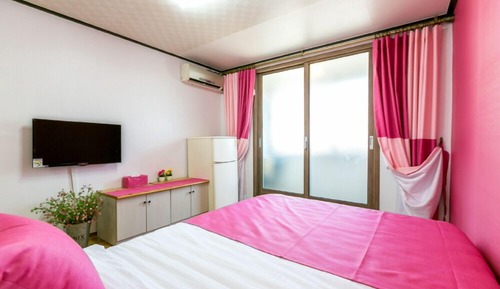 Room (102)