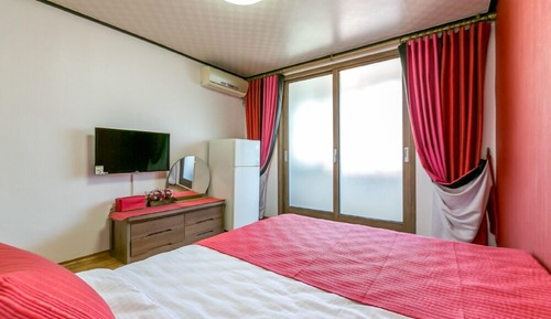 Room (103)