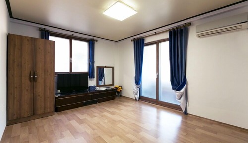 Room (101)