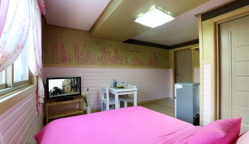 Room (Rose)