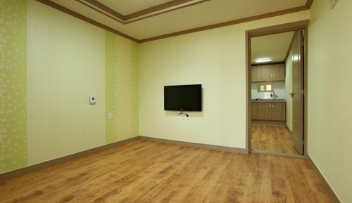 Room (Ganjeolgot)